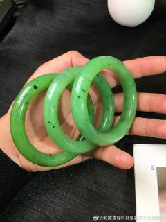 和田玉碧玉乌兰海苹果绿手镯,玉质细腻油润,色泽鲜艳,佩戴效果极好