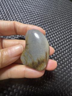 和田玉籽料青花原石,24.7克,籽型完整,带秋梨皮,天然原石皮色无修无染